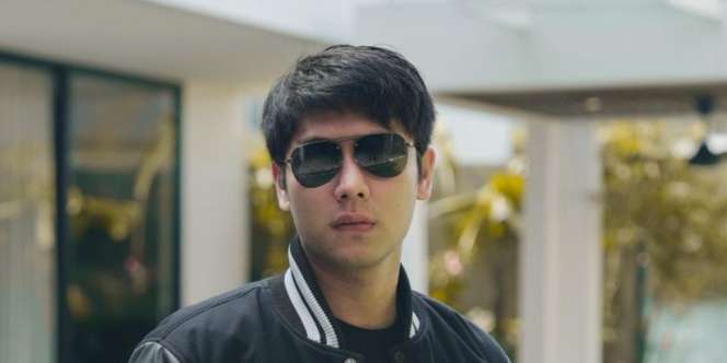 Pamer Potret Adem Depan Kabah, Rizky Billar Tulis Pesan Menyentuh