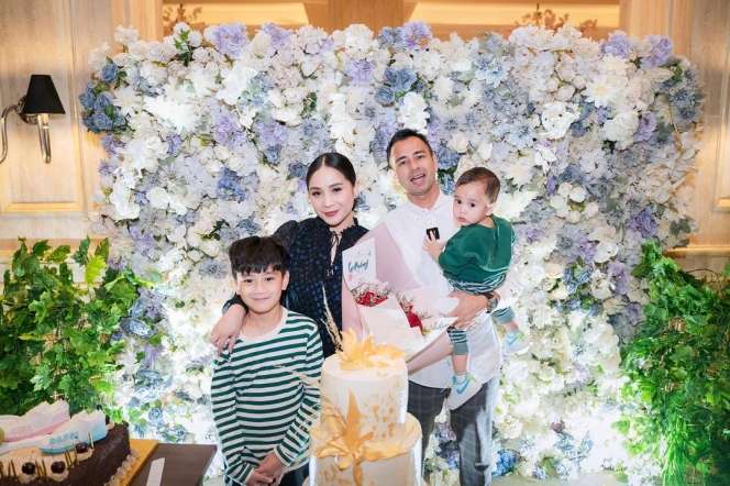 Beda Reaksi Rayyanza Lihat Raffi Ahmad dan Sus Rini Digigit Dinosaurus