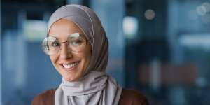 Hijab Mengembang Saat Pakai Kacamata? Begini Solusinya