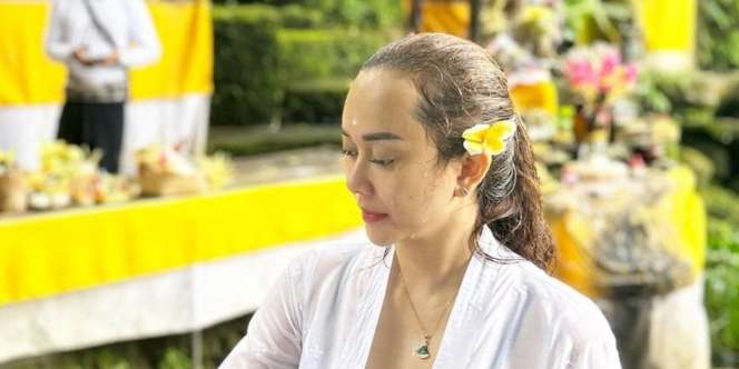 Berbusana Adat Bali, Penampilan Aura Kasih Ikut Tradisi Melukat Jadi Sorotan