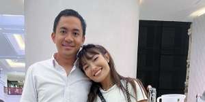 Makin Mesra! 5 Potret Ayu Dewi Bareng Suami