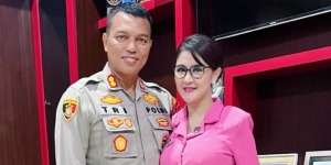 Suami Sudah Tak Jadi Kapolres, Artis Cantik Dijuluki `Putri Panggung` ini Pakai Daster Robek Rp40 Ribu, Ini Potretnya