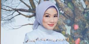 Tampilan Menawan Titi Kamal Pakai Kaftan Tenteng Tas Setengah Miliar