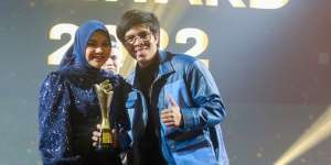 Serba Biru, Potret Kompak Aurel Hermansyah & Atta Halilintar Sabet Award dari Putra Siregar 