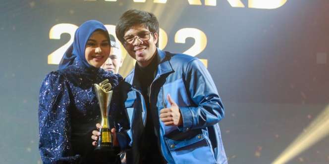 Serba Biru, Potret Kompak Aurel Hermansyah & Atta Halilintar Sabet Award dari Putra Siregar 