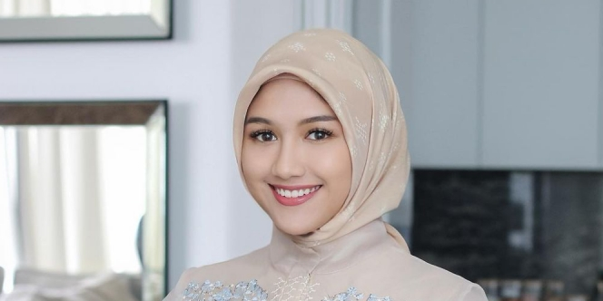 Kangen Ramadan, Erina Gudono Unggah Potret Anggun dalam Balutan Gamis Simpel Soft Lilac