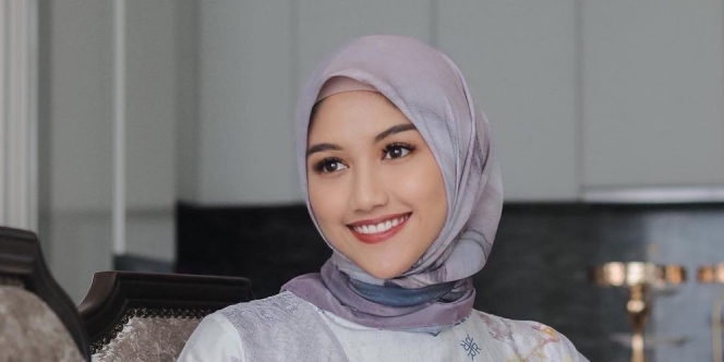 Erina Gudono dalam Balutan Hijab dan Dress Pine yang Anggun 