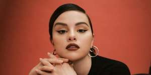 Pakai Cream Bronzer Seperti Selena Gomez Agar Wajah Chubby jadi Lebih Menarik