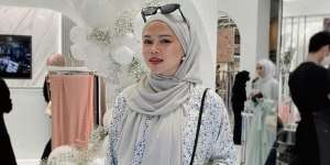 Nuansa Flowy dengan Pashmina Satin Bikin Tampilan Lebih Anggun