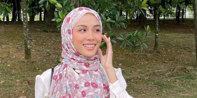 Look Jadi Elegan dengan Gaya Pashmina Menutup Dada