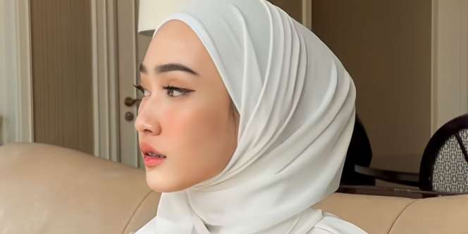 Modis Pakai Pashmina Instan, Cari Tahu Trik Mudahnya