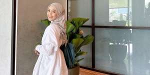 Styling Kerudung Motif Tanpa Ribet, Hasilnya Anggun Maksimal