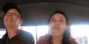 Potret Lucu Ayah Rozak Jadi Kernet Angkot, Ayu Ting Ting Cuma Bisa Geleng Kepala