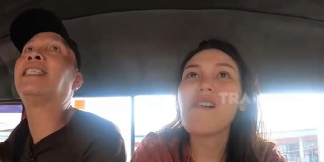 Potret Lucu Ayah Rozak Jadi Kernet Angkot, Ayu Ting Ting Cuma Bisa Geleng Kepala