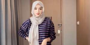 Pashmina dengan Satu Sisi Menjuntai, Tampilan Jadi Manis Banget