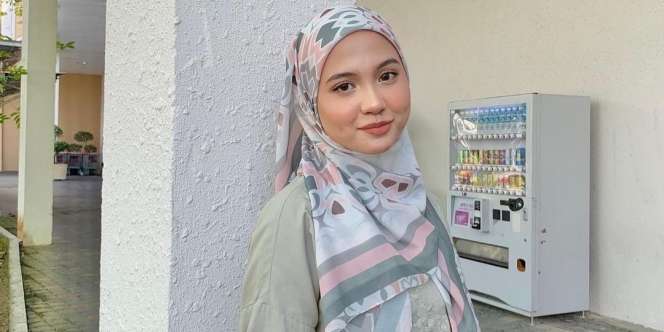 Tampilan Sweet dan Simpel dengan Kerudung Segi Empat Voal, untuk Nongkrong Akhir Pekan