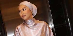 Yuk, Sulap Pashmina Dusty Pink Jadi Turban Stylish