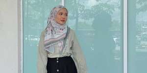 Coba Yuk, Pakai Kerudung Motif dengan Tampilan Clean Look
