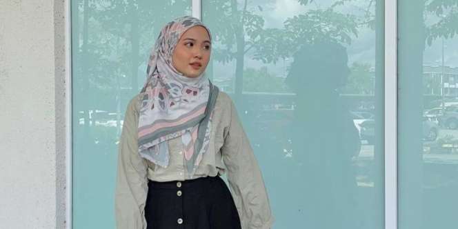 Coba Yuk, Pakai Kerudung Motif dengan Tampilan Clean Look