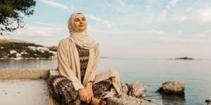 3 Langkah Cegah Kulit Belang karena Main di Pantai