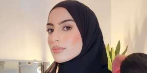 Trik Pakai Pashmina yang Aman Walau Tanpa Jarum Pentul