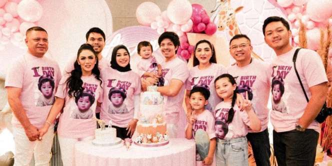 Potret Keluarga Anang dan KD Kompak Berseragam di Ultah Putri Aurel-Atta, Gen Halilintar Tak Hadir