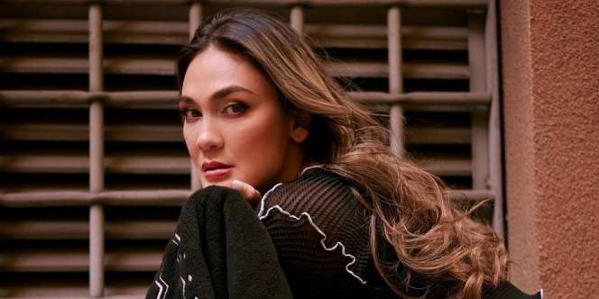 Intip Sandal Berbulu Luna Maya yang Dibanderol Rp13 Juta