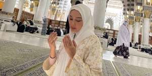 Momen Tata Cahyani Eks Istri Tommy Soeharto Saat Ibadah ke Tanah Suci, Ditegur Netizen karena Meletakan Al-Quran di Lantai