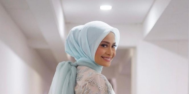 Pakai Hijab dan Berbalut Dress Biru, Ersa Mayori Bak Princess