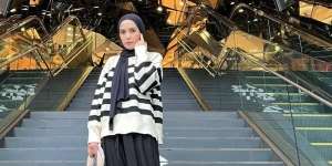 Black and White Santai ala Hamidah Rachmayanti Saat Traveling