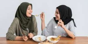 Makan Porsi Kecil dan Perlahan, Kunci Perut Nyaman Saat Buka Puasa