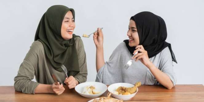 Makan Porsi Kecil dan Perlahan, Kunci Perut Nyaman Saat Buka Puasa