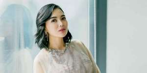 Dress dengan Aksen Tile Wika Salim, Bisa Jadi Inspirasi Outfit Formal untuk Silahturahmi