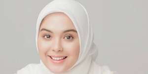 Pesona Vebby Palwinta Pamer Baby Bump, Pakai Dress Loose Baby Blue