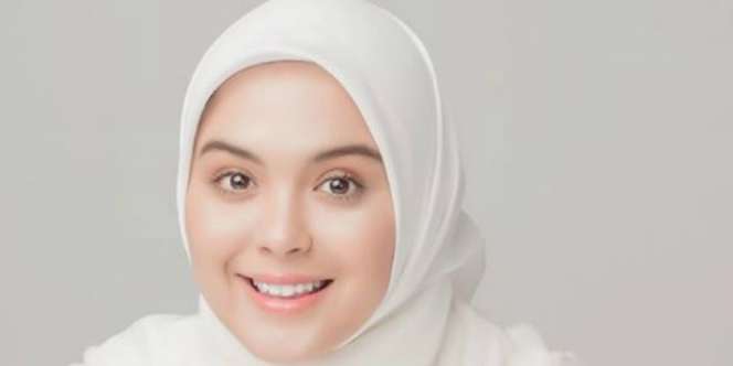 Pesona Vebby Palwinta Pamer Baby Bump, Pakai Dress Loose Baby Blue