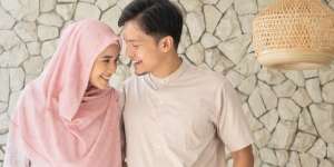 So Sweet! Potret Dimas Seto Antarkan Dhini Aminarti Berangkat Umroh