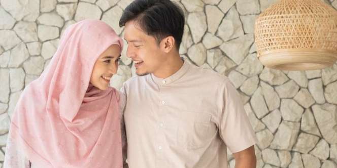 So Sweet! Potret Dimas Seto Antarkan Dhini Aminarti Berangkat Umroh