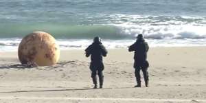 Geger Bola Besar Misterius Terdampar di Pantai Jepang, Diduga UFO Sampai Dragon Ball