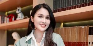 Style Sandra Dewi Gendong Anak Sambil Tenteng Tas Rp387 Juta