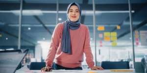 Rekomendasi Produk Kecantikan untuk Hijaber yang Giat Bekerja di Kantor, agar Tampilan Bisa Stunning