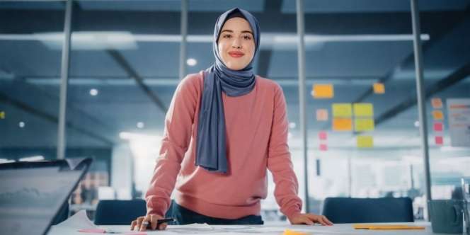Rekomendasi Produk Kecantikan untuk Hijaber yang Giat Bekerja di Kantor, agar Tampilan Bisa Stunning