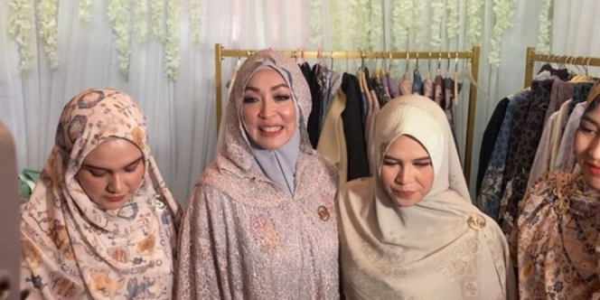 Potret Angelina Sondakh Jadi Model di Indonesia Fashion Week 2023, Tampil Anggun dan Menawan