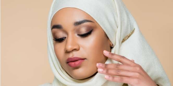 Riasan Mata Simpel dengan Palet Eyeshadow 4 Warna