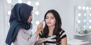 Tak Hanya Makeup, 5 'Alat Perang' MUA Biar Maksimal Saat Merias Klien