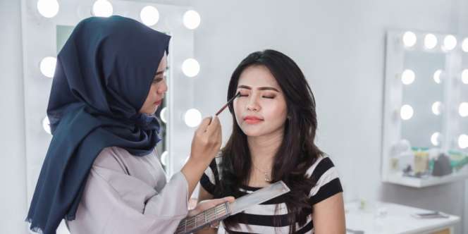 Tak Hanya Makeup, 5 'Alat Perang' MUA Biar Maksimal Saat Merias Klien