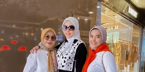 Syahrini Kompak dengan Sang Ibu dan Kakak, Tampil Unik Pakai Vest Bolong-bolong, Penasaran Harganya