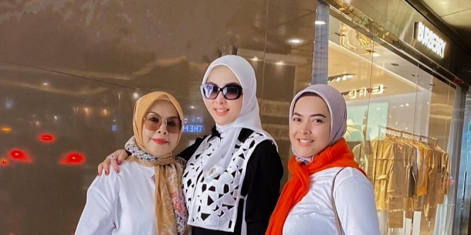 Syahrini Kompak dengan Sang Ibu dan Kakak, Tampil Unik Pakai Vest Bolong-bolong, Penasaran Harganya
