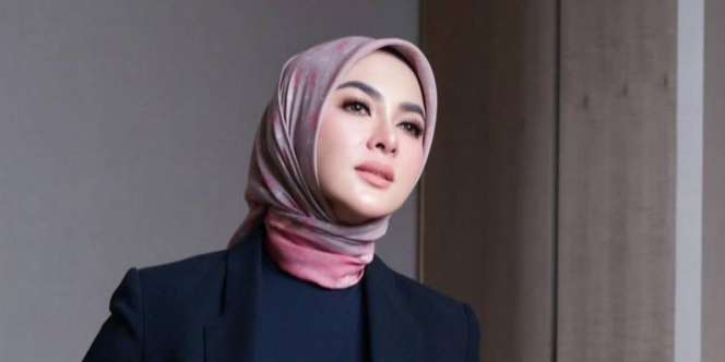 Cuma untuk Selimuti Bahu, Syahrini Pakai Blazer Seharga Rp50 Juta