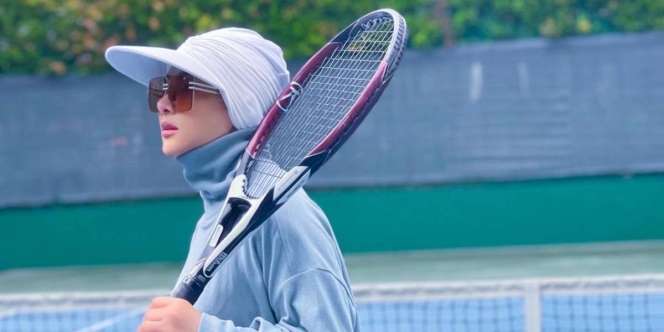 Cetar di Lapangan, Style Syahrini Main Tennis Pakai Sepatu Bolong