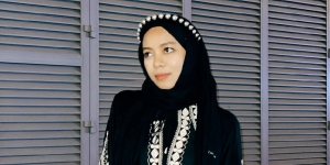 Sohwa Halilintar Pilih Abaya dengan Headpiece Bling Bling Saat Nongkrong di Dubai